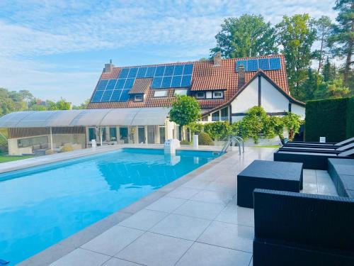 Luxe Vacation Villa with swimming pool, 5 bedrooms - Location, gîte - Houthalen-Helchteren