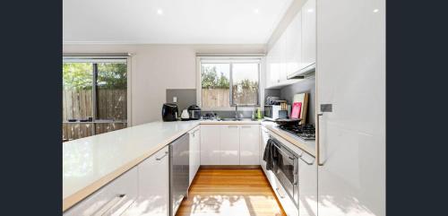 Comfortable Private Room in Kew East Townhouse - Shared Bath - Free Street Parking - Family-Friendly - Hurstbridge