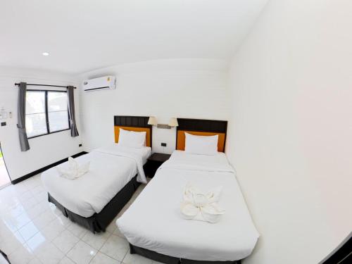 2 twin beds