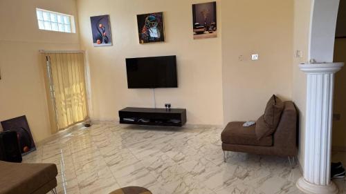 Koplietošanas atpūtas telpa ar TV, Entire First Floor with 3 en-suite bedrooms in Takoradi