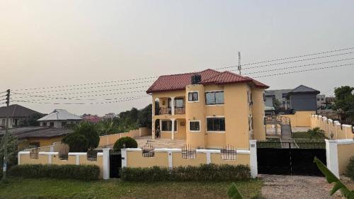Entire First Floor with 3 en-suite bedrooms in Takoradi