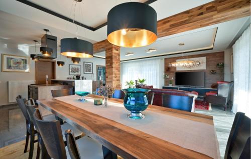 virtuve, Beautiful Home In Banfi in Robadje