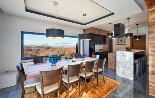 virtuve, Beautiful Home In Banfi in Robadje
