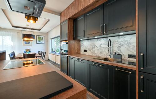 virtuve, Beautiful Home In Banfi in Robadje