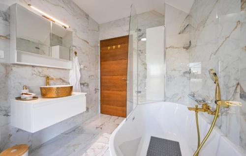 Vannas istaba, Beautiful Home In Banfi in Robadje