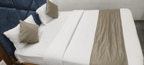 Hotel Madhur Ahmedabad - image 2