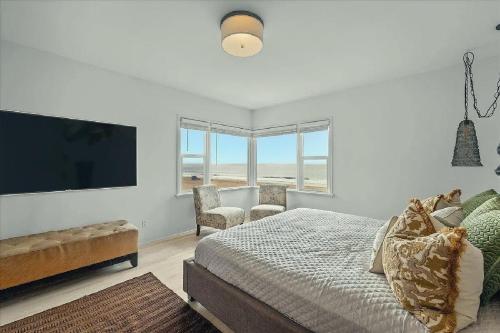 Exclusive Three-Bedroom Beachfront Cottage With Unobstructed Ocean Views in Hermosa Beach (CA)