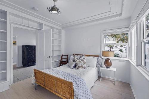 Exclusive Three-Bedroom Beachfront Cottage With Unobstructed Ocean Views in Hermosa Beach (CA)