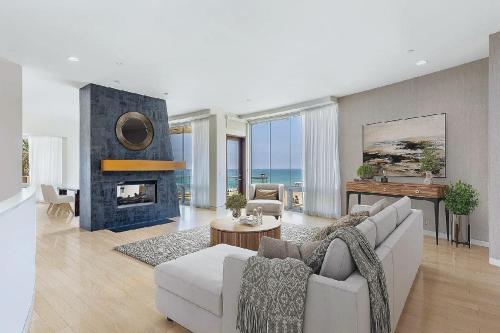 Luxury Four-Bedroom Oceanfront Townhome With Panoramic Pacific Views in Hermosa Beach (CA)