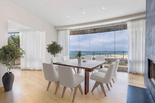 Luxury Four-Bedroom Oceanfront Townhome With Panoramic Pacific Views in Hermosa Beach (CA)