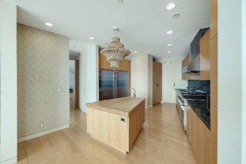 Luxury Four-Bedroom Oceanfront Townhome With Panoramic Pacific Views in Hermosa Beach (CA)