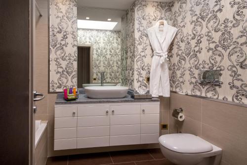 The Inn at the Spanish Steps Luxury Collection - Ambassador Apartment - image 4