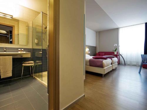 2 twin beds, 1 sofa bed
