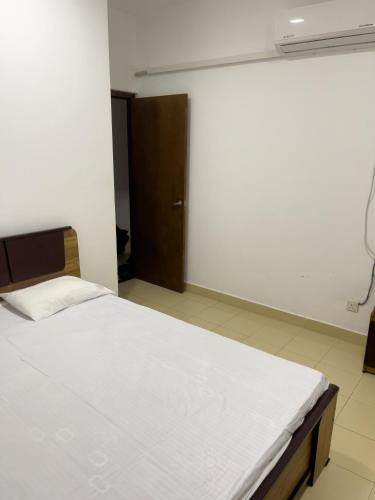 Semi Luxury Apartment in the heart of CMB - image 4