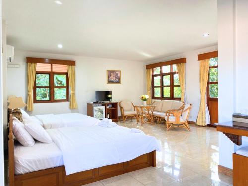 Golden Cupids Home in Mae Jo
