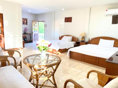 Golden Cupids Home in Mae Jo
