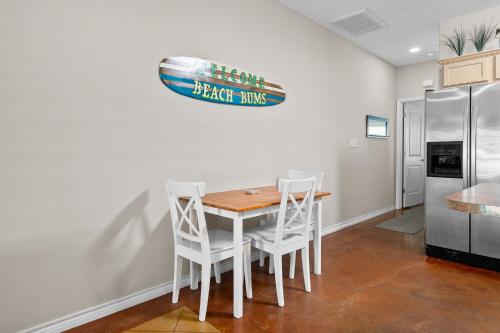Sunny Townhome with Pool Access about 1 Mi to Beach in Padre Island, USA