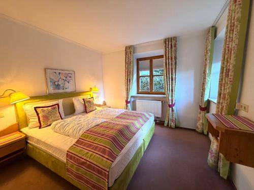 1 queen bed, 1 sofa bed