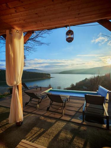 Moon Lake Bicaz - Casa Oia in Ruginești
