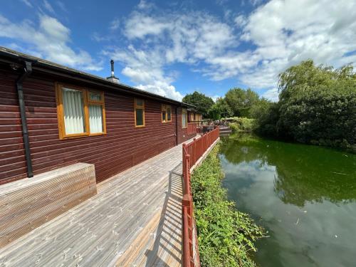外部景觀, Kingfisher Cosy Lakeside Lodge in 康福斯蘭開夏