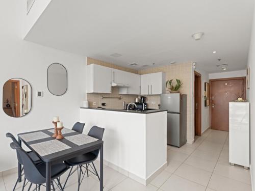Prime Luxe 1BR w SofaBed -Sleeps 4 - In Marina View - main image