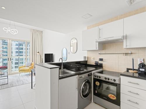 Prime Luxe 1BR w SofaBed -Sleeps 4 - In Marina View - image 2