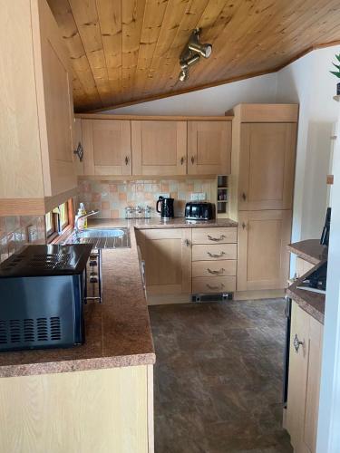 廚房, Kingfisher Cosy Lakeside Lodge in 康福斯蘭開夏