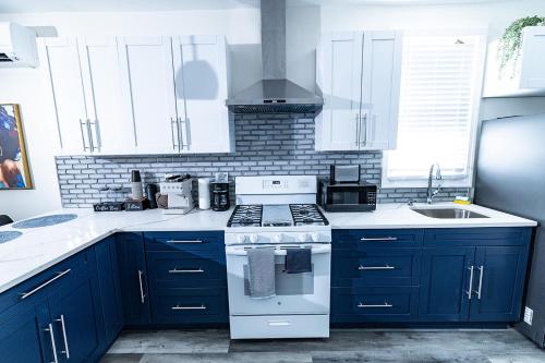 Kitchen, Cozy Urban Oasis Near NYC in West New York