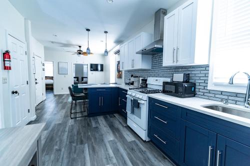 Kitchen, Cozy Urban Oasis Near NYC in West New York