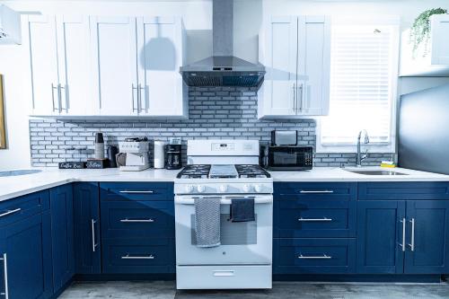 Kitchen, Cozy Urban Oasis Near NYC in West New York