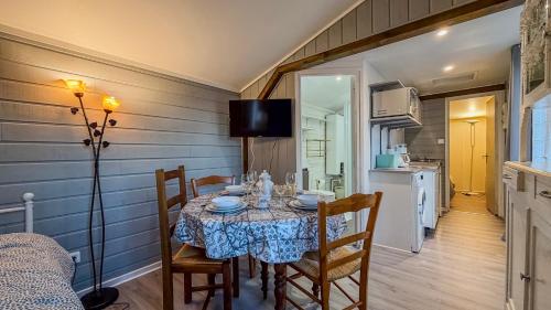 Iekārtas, Petit Chalet idéal à la campagne avec parking (Petit Chalet ideal a la campagne avec parking) in Moulins-la-Marche