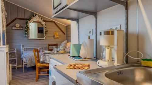 virtuve, Petit Chalet idéal à la campagne avec parking (Petit Chalet ideal a la campagne avec parking) in Moulins-la-Marche