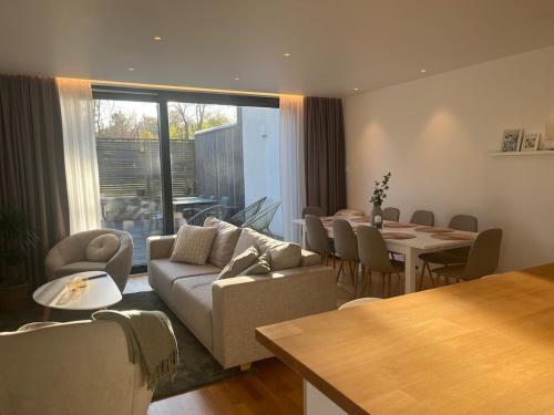 Enastaende modernt parhus nara Stockholm City in Enskede