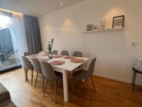 Enastaende modernt parhus nara Stockholm City in Enskede