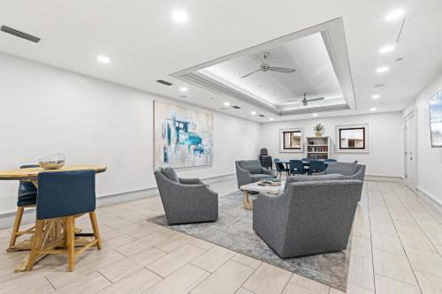 Shared lounge/TV area, Beachside II by Panhandle Getaways in Destin (FL)