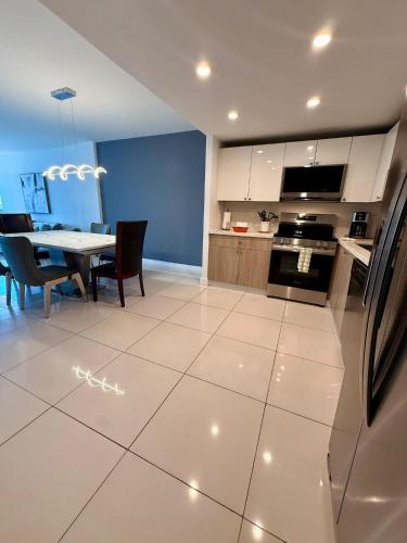 SPECIAL Beautiful Modern Beach Condo in Spiaggia Golden Beach