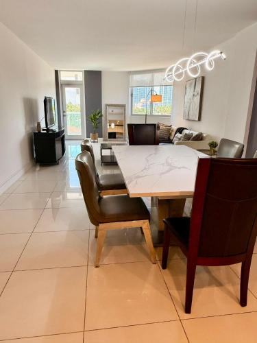 SPECIAL Beautiful Modern Beach Condo in Spiaggia Golden Beach