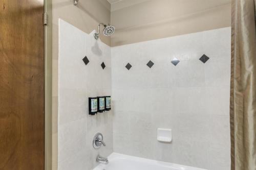 Best Western Plus Brookside Inn - image 12