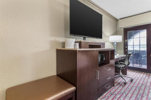 Best Western Plus Brookside Inn - image 7