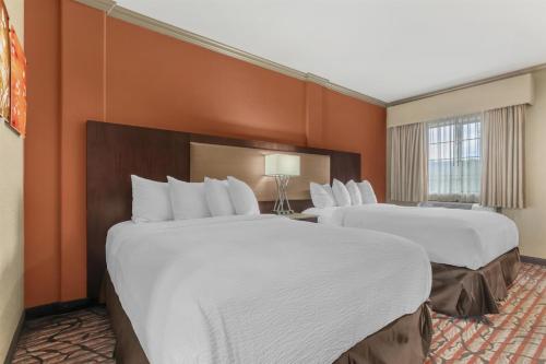 Best Western Plus Brookside Inn Room Type - Queen Room with Two Queen Beds and Roll-In Shower - Disability Access/Non-Smoking Best Western Plus Brookside Inn Room Type - Queen Room with Two Queen Beds and Roll-In Shower - Disability Access/Non-Smoking