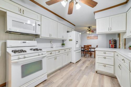 Konyha, Cozy Houghton Lake Home with Fire Pit and Porch in Houghton Lake (MI)
