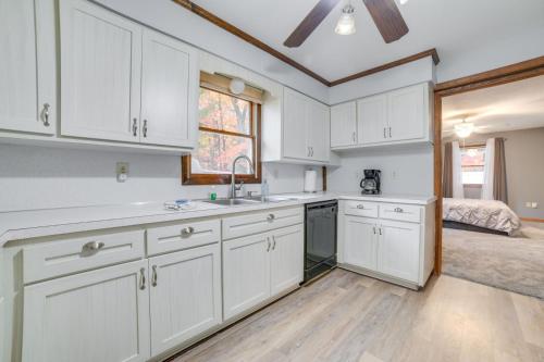 Konyha, Cozy Houghton Lake Home with Fire Pit and Porch in Houghton Lake (MI)
