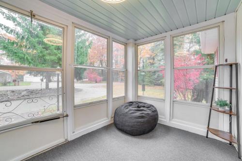 Létesítmények, Cozy Houghton Lake Home with Fire Pit and Porch in Houghton Lake (MI)