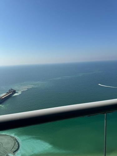 Sand And Beachfront Havens with sea view&pool&Gym&jacuzz – khách sạn tại Bãi biển Ajman