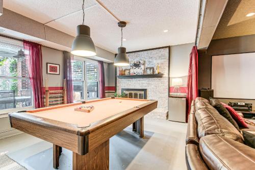 4,100-Sq-Ft Gem w/ Pool Table & Yard in Raleigh – khách sạn tại Brentwood / Milkbrook