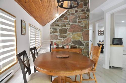 Modern 4BR Lake Escape with Patio & BBQ Area in Moore Falls (ON)