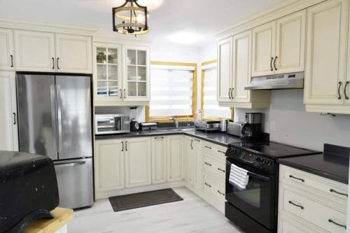 Modern 4BR Lake Escape with Patio & BBQ Area in Moore Falls (ON)