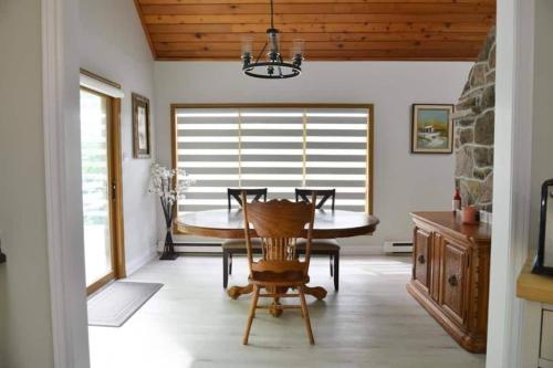 Modern 4BR Lake Escape with Patio & BBQ Area in Moore Falls (ON)