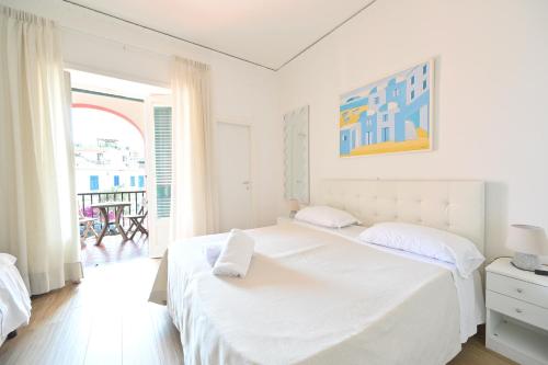 3 queen beds, 1 twin bed