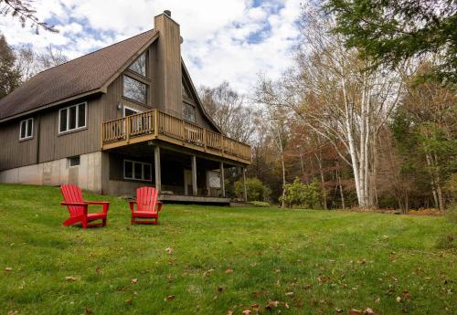Private Chalet with Fire Pit Deck and Large Yard - image 12